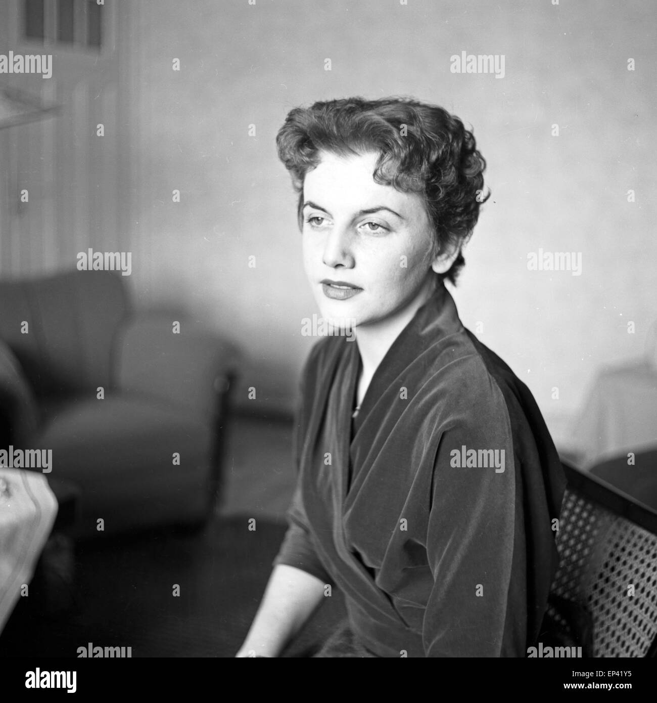 Deutsche Saengerin Schauspielerin und beim Shooting in ihrer Wohnung, Deutschland 1950er Jahre. Chanteuse et actrice allemande à Banque D'Images