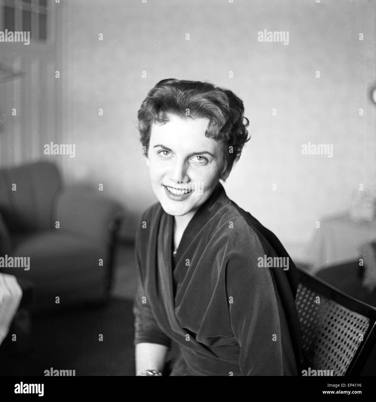 Deutsche Saengerin Schauspielerin und beim Shooting in ihrer Wohnung, Deutschland 1950er Jahre. Chanteuse et actrice allemande à Banque D'Images
