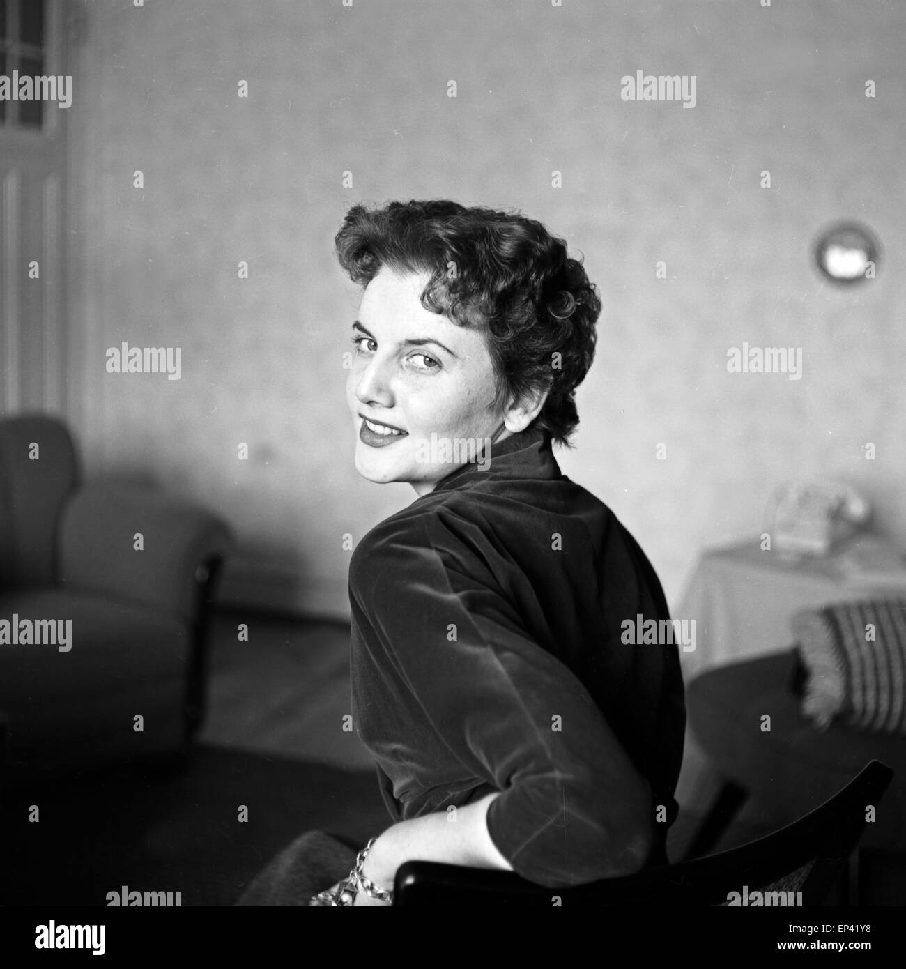 Deutsche Saengerin Schauspielerin und beim Shooting in ihrer Wohnung, Deutschland 1950er Jahre. Chanteuse et actrice allemande à Banque D'Images