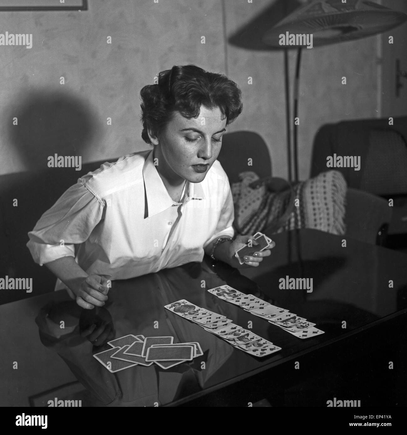 Deutsche Saengerin Schauspielerin und beim Shooting in ihrer Wohnung, Deutschland 1950er Jahre. Chanteuse et actrice allemande à Banque D'Images