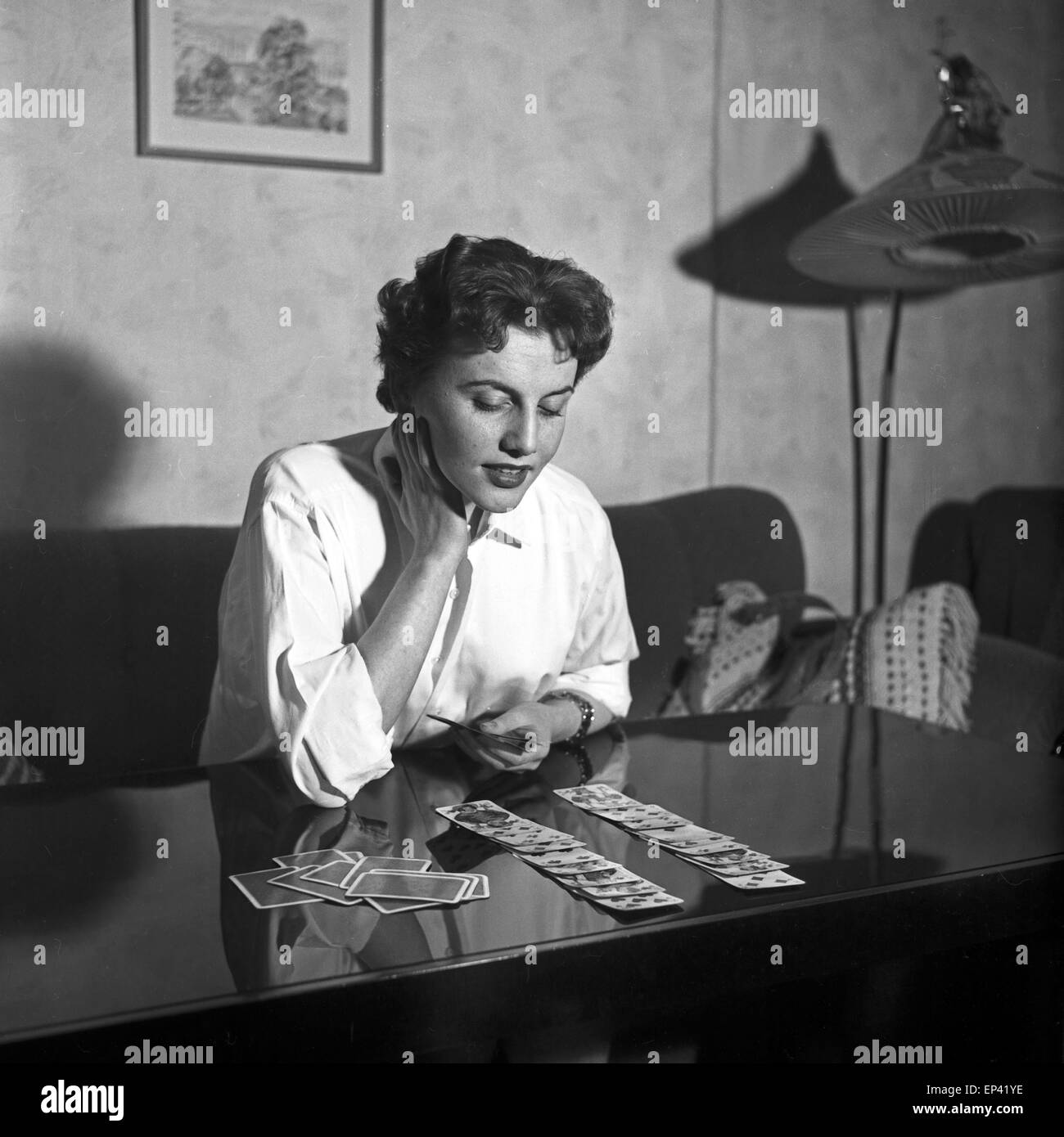 Deutsche Saengerin Schauspielerin und beim Shooting in ihrer Wohnung, Deutschland 1950er Jahre. Chanteuse et actrice allemande à Banque D'Images