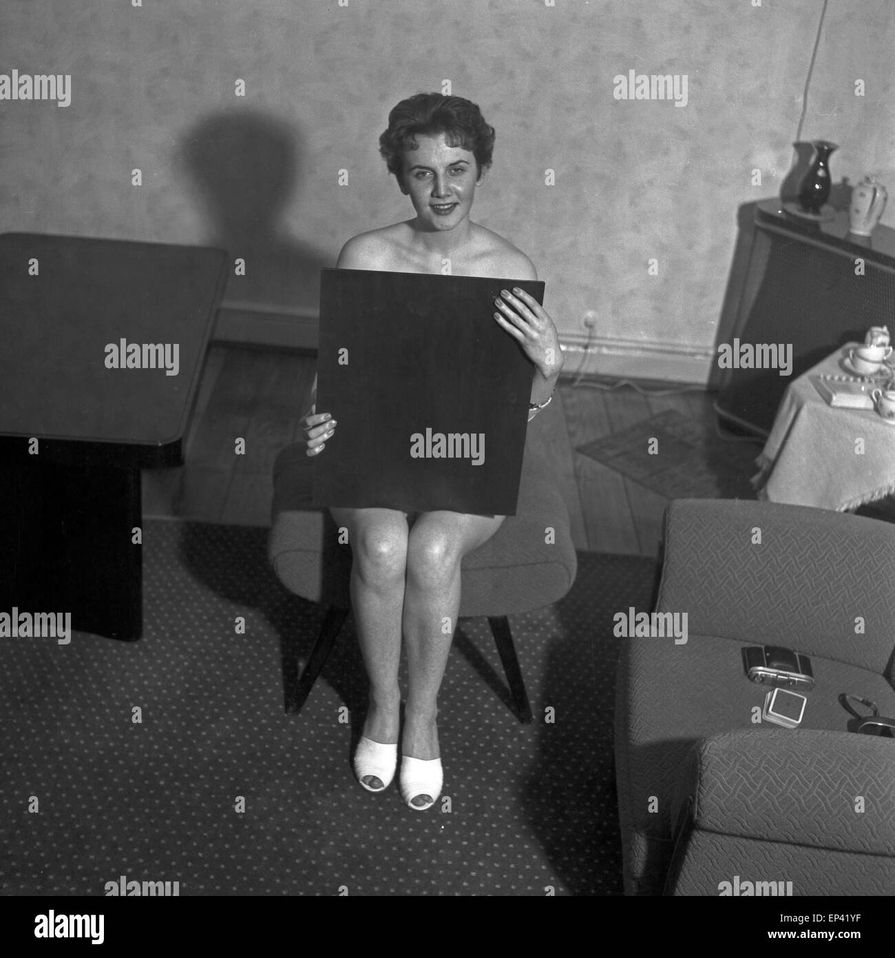 Deutsche Saengerin Schauspielerin und beim Shooting in ihrer Wohnung, Deutschland 1950er Jahre. Chanteuse et actrice allemande à Banque D'Images