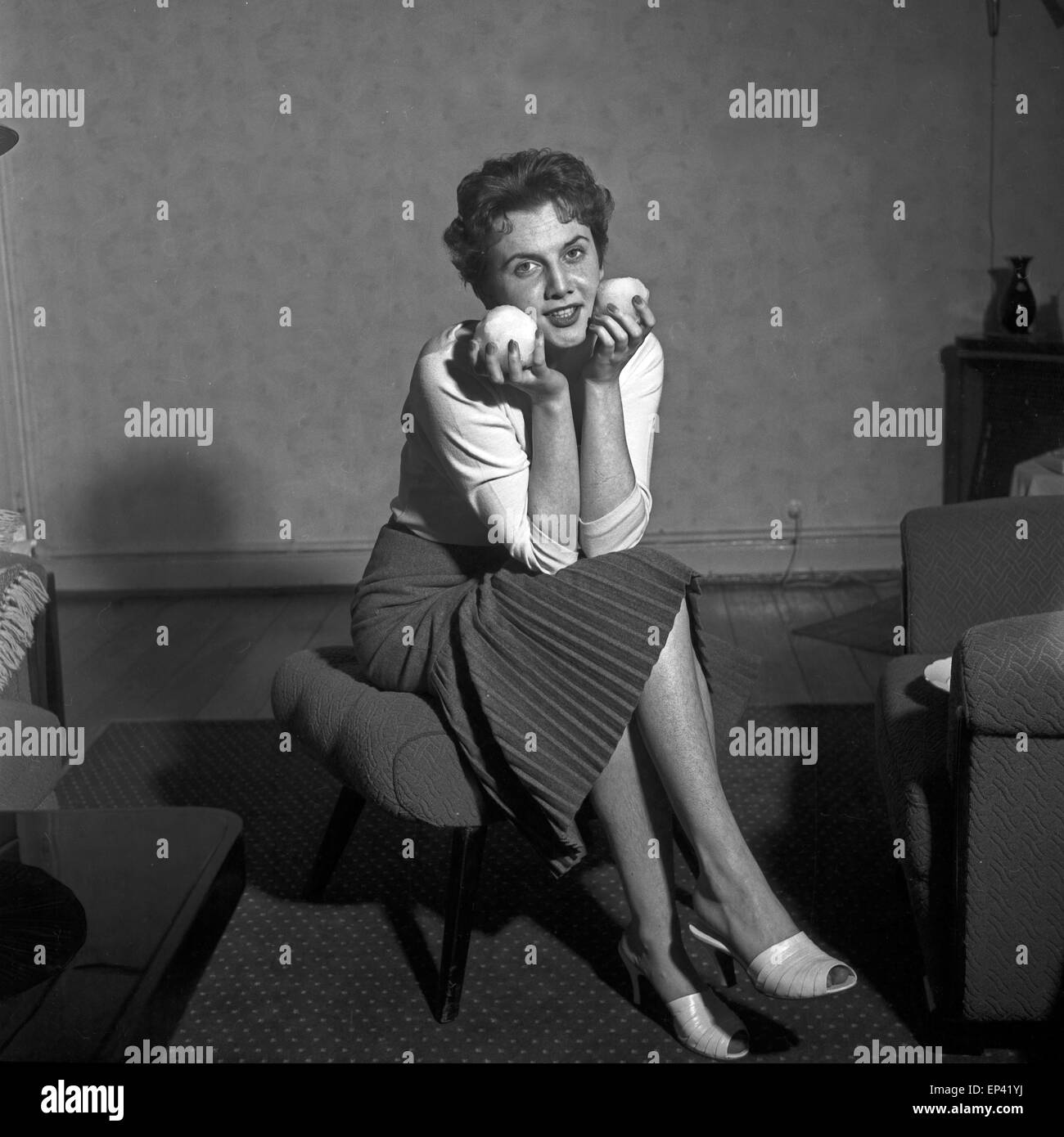 Deutsche Saengerin Schauspielerin und beim Shooting in ihrer Wohnung, Deutschland 1950er Jahre. Chanteuse et actrice allemande à Banque D'Images