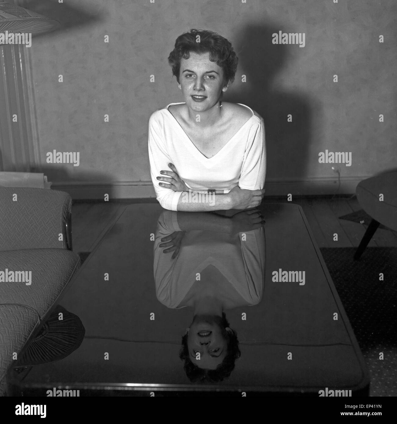 Deutsche Saengerin Schauspielerin und beim Shooting in ihrer Wohnung, Deutschland 1950er Jahre. Chanteuse et actrice allemande à Banque D'Images