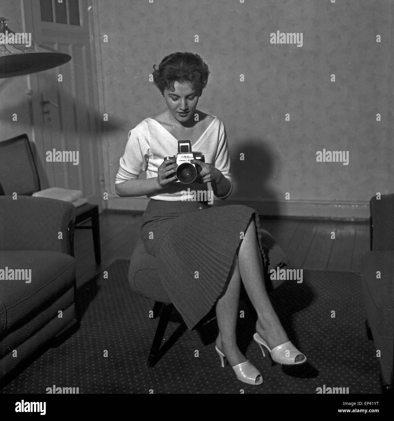 Deutsche Saengerin Schauspielerin und beim Shooting in ihrer Wohnung, Deutschland 1950er Jahre. Chanteuse et actrice allemande à Banque D'Images