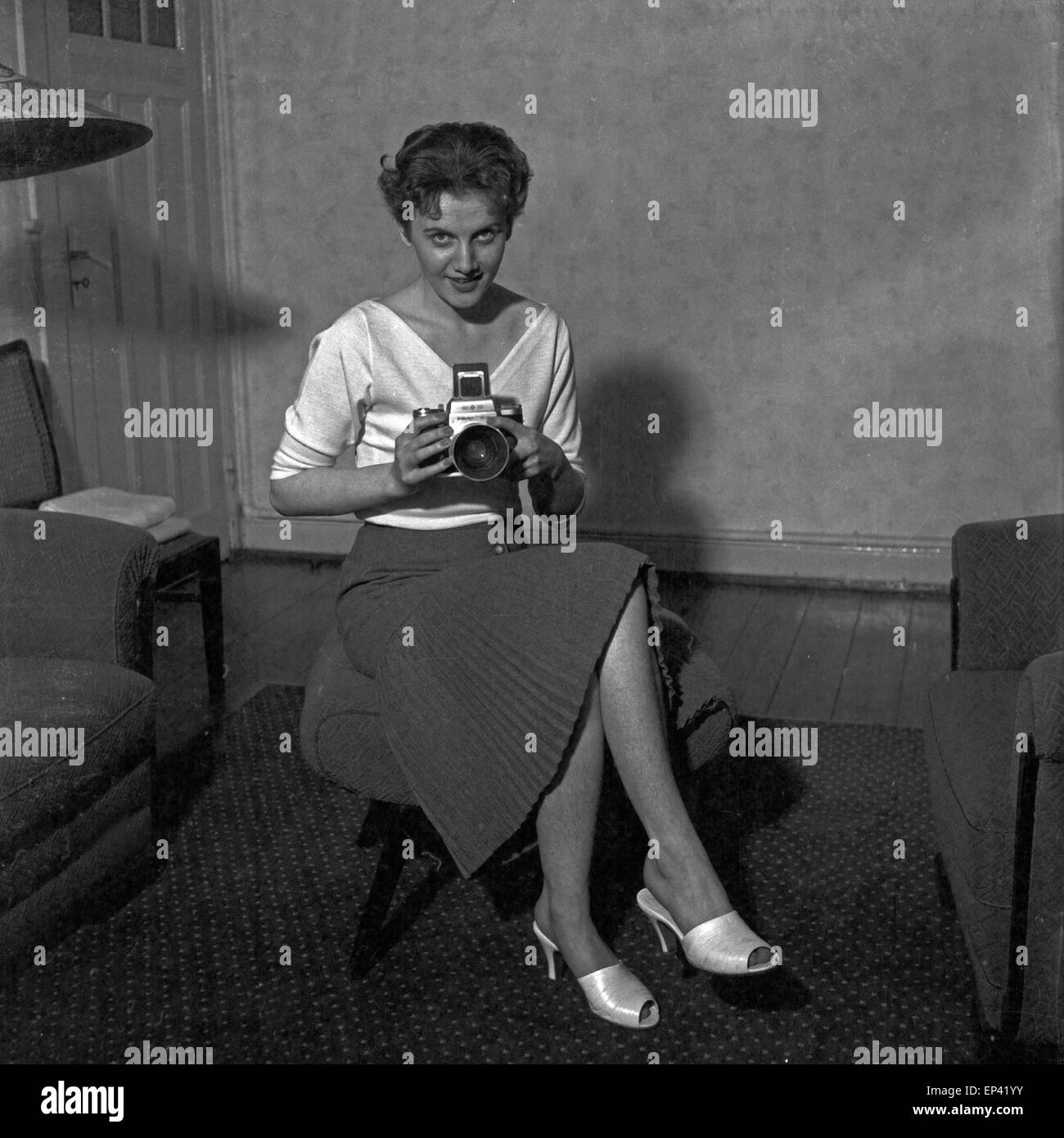 Deutsche Saengerin Schauspielerin und beim Shooting in ihrer Wohnung, Deutschland 1950er Jahre. Chanteuse et actrice allemande à Banque D'Images