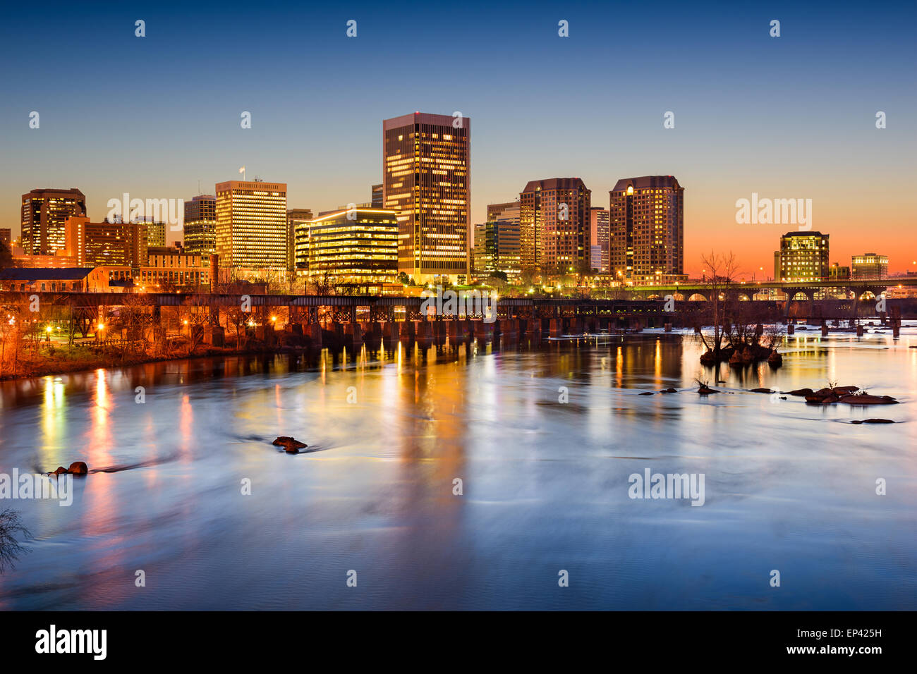 Richmond, Virginie, USA Skyline sur la James River. Banque D'Images