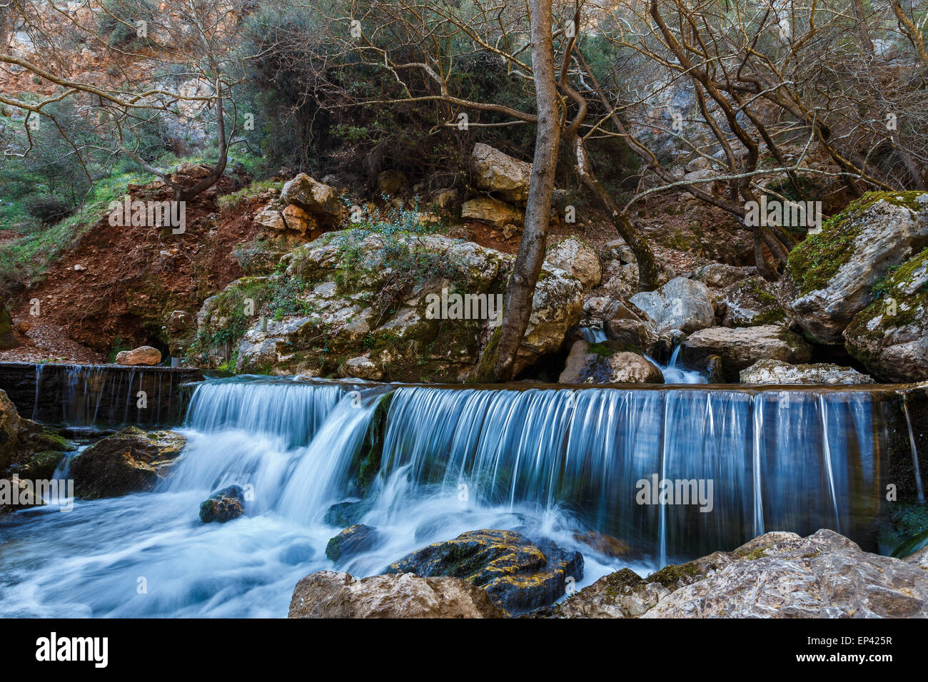 Cascade naturelle au fond de forêt en Grèce, long exposure photography Banque D'Images