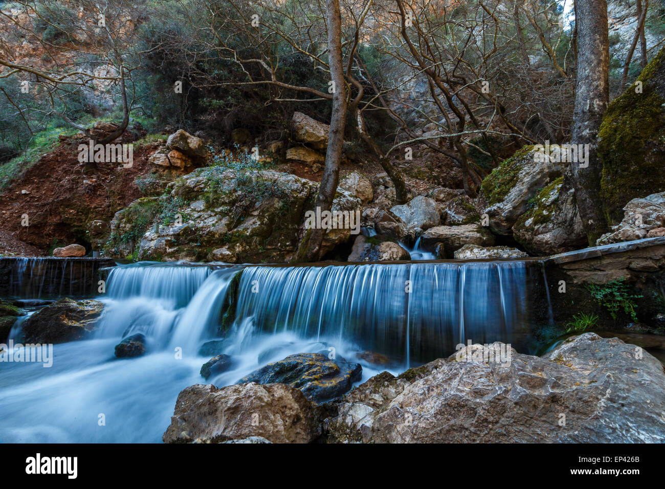 Cascade naturelle au fond de forêt en Grèce, long exposure photography Banque D'Images