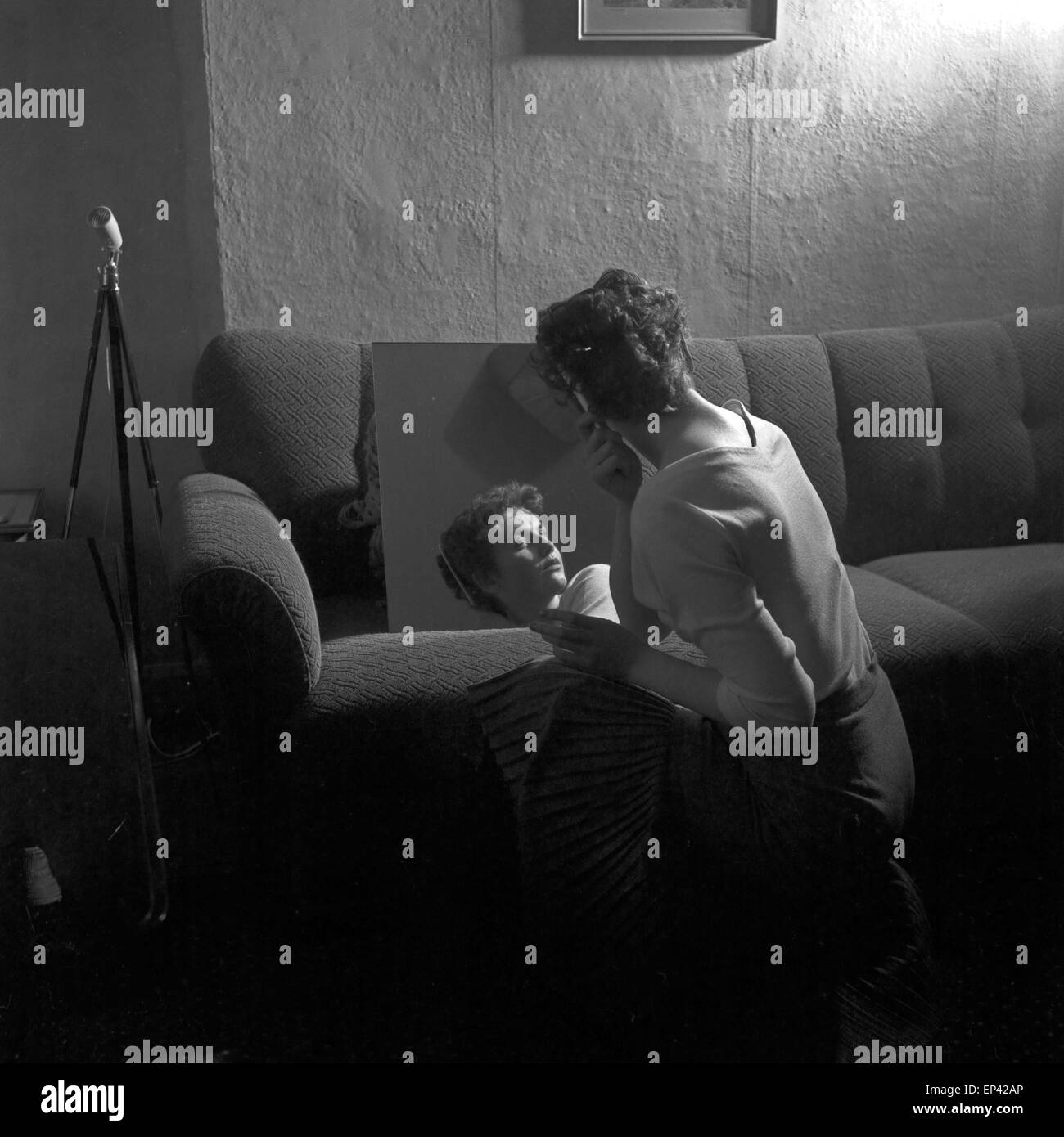 Deutsche Saengerin Schauspielerin und beim Shooting in ihrer Wohnung, Deutschland 1950er Jahre. Chanteuse et actrice allemande à Banque D'Images