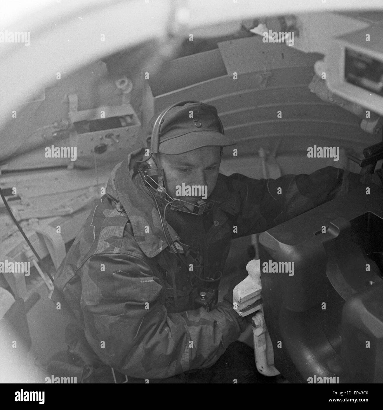 Der Fahrer im Cockpit einer Leopard 1 Panzers der Bundeswehr, Deutschland 1950er Jahre. Le pileot d'un Léopard 1 réservoir de la Ge Banque D'Images