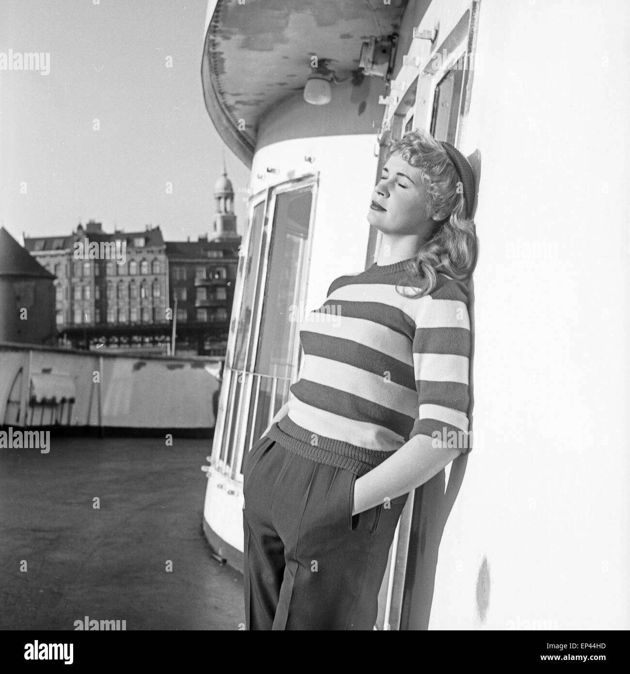 Eine junge Frau aus dem Ensemble des Hamburger Ohnsorg Cinémas lehnt an die Kabine des Schiffes 'Bunte Kuh' mit dem Hambuger Mi Banque D'Images