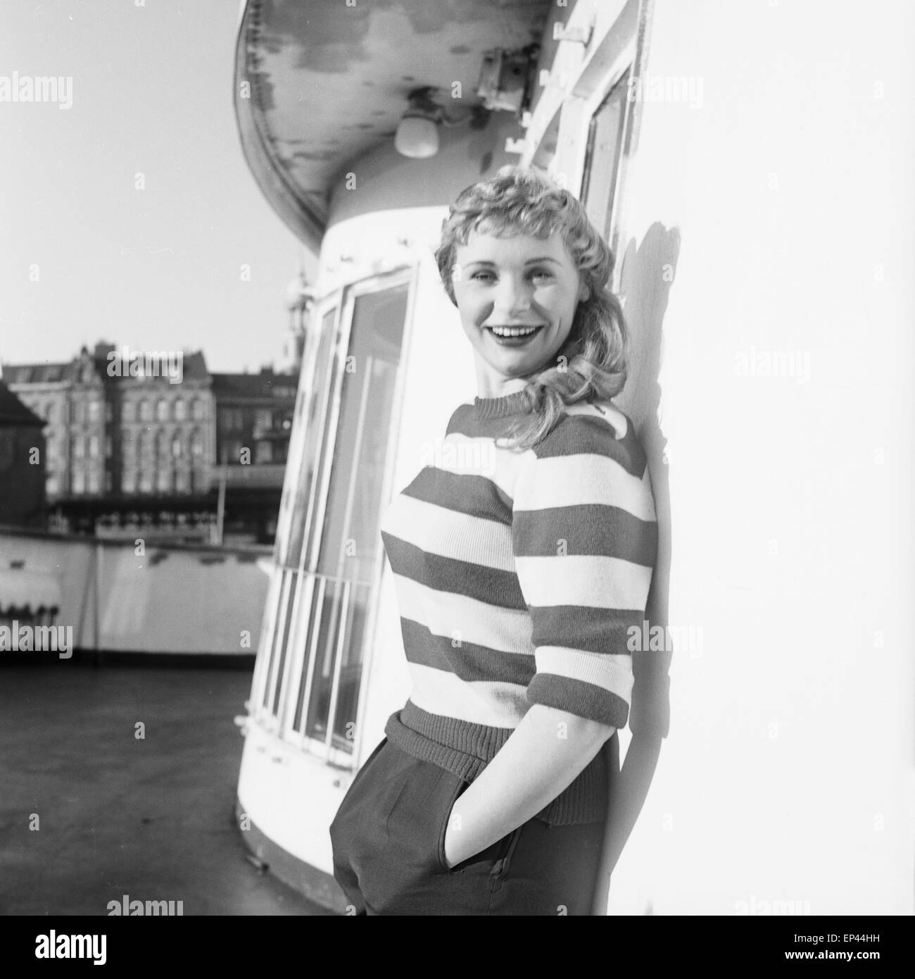 Eine junge Frau aus dem Ensemble des Hamburger Ohnsorg Cinémas lehnt an die Kabine des Schiffes 'Bunte Kuh' mit dem Hambuger Mi Banque D'Images