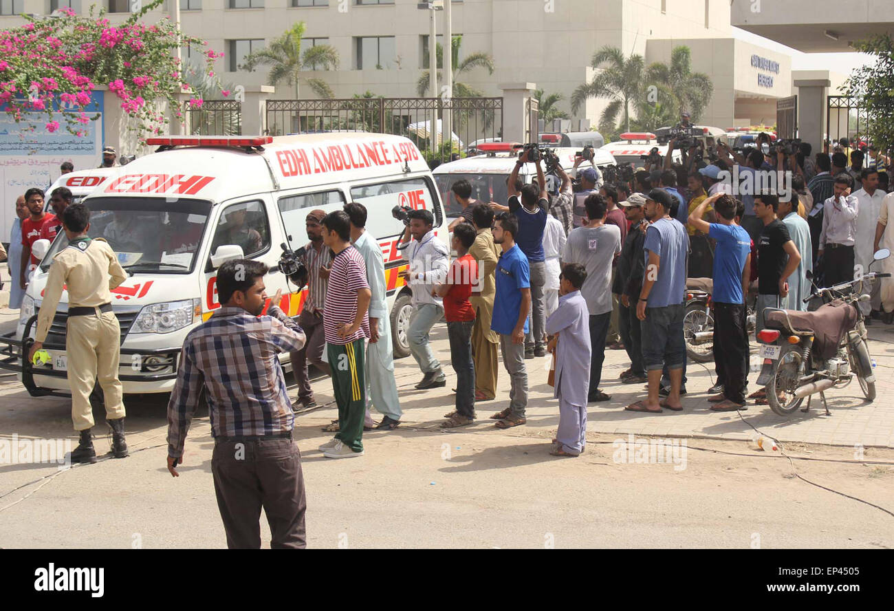 Ambulance transportant des corps morts des suites de victimes comme les six agresseurs non identifiés circulant à moto a ouvert le feu sur un bus appartenant à la communauté Ismaili à Karachi's Safora Chowrangi salon, faisant au moins 43 morts et 24 blessés mercredi. Banque D'Images