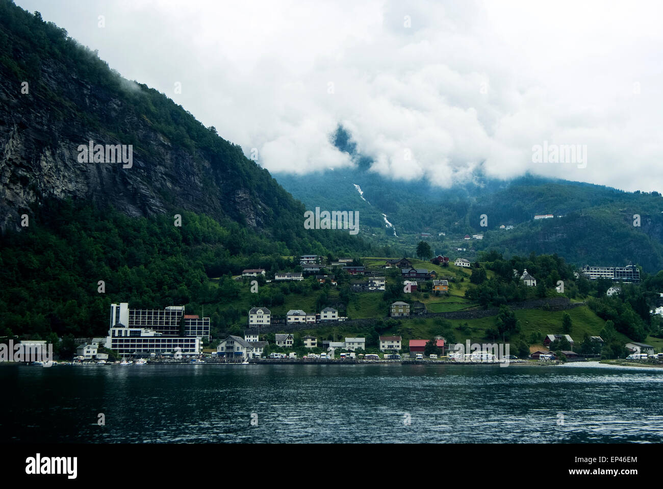 Enregistrer un album pour trouver des images similaires Partager Stock Photo : la Norvège. Vue de la ville de Bergen, sur l'arrière-plan de montagnes Banque D'Images