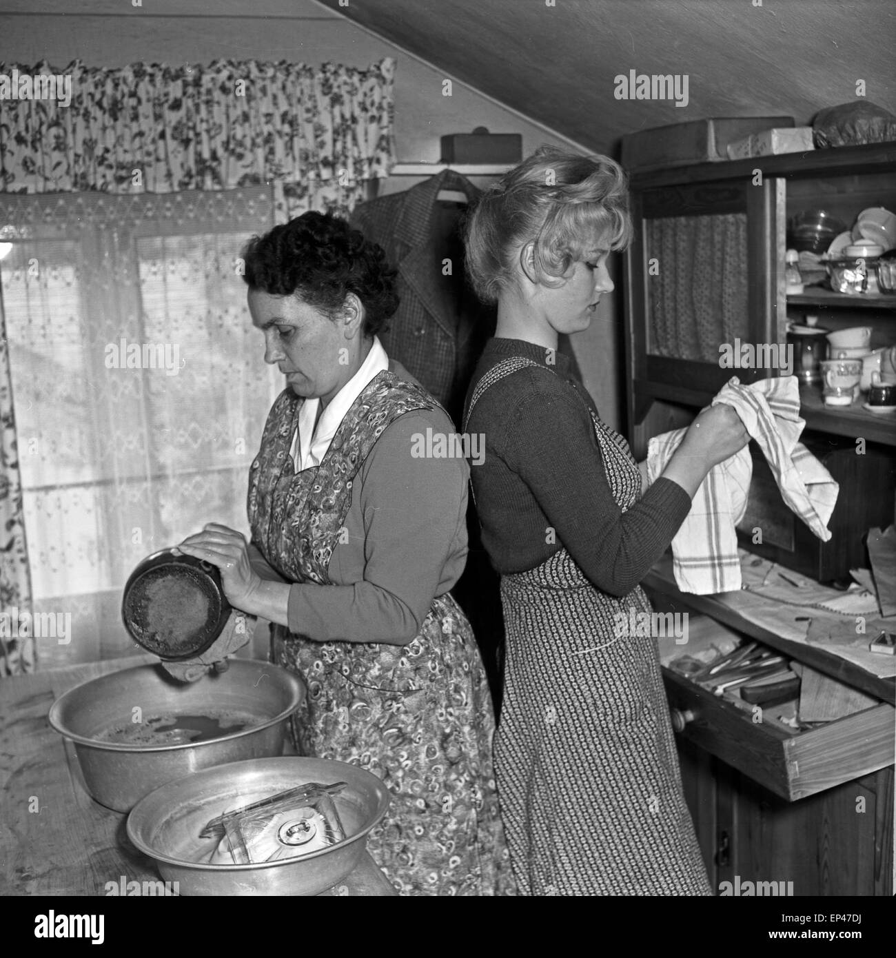 Deutsche Schauspielerin Karin Stoltenfeldt hilft ihrer Mutter in der Küche, Deutschland 1950er Jahre. L'actrice allemande Karin S Banque D'Images