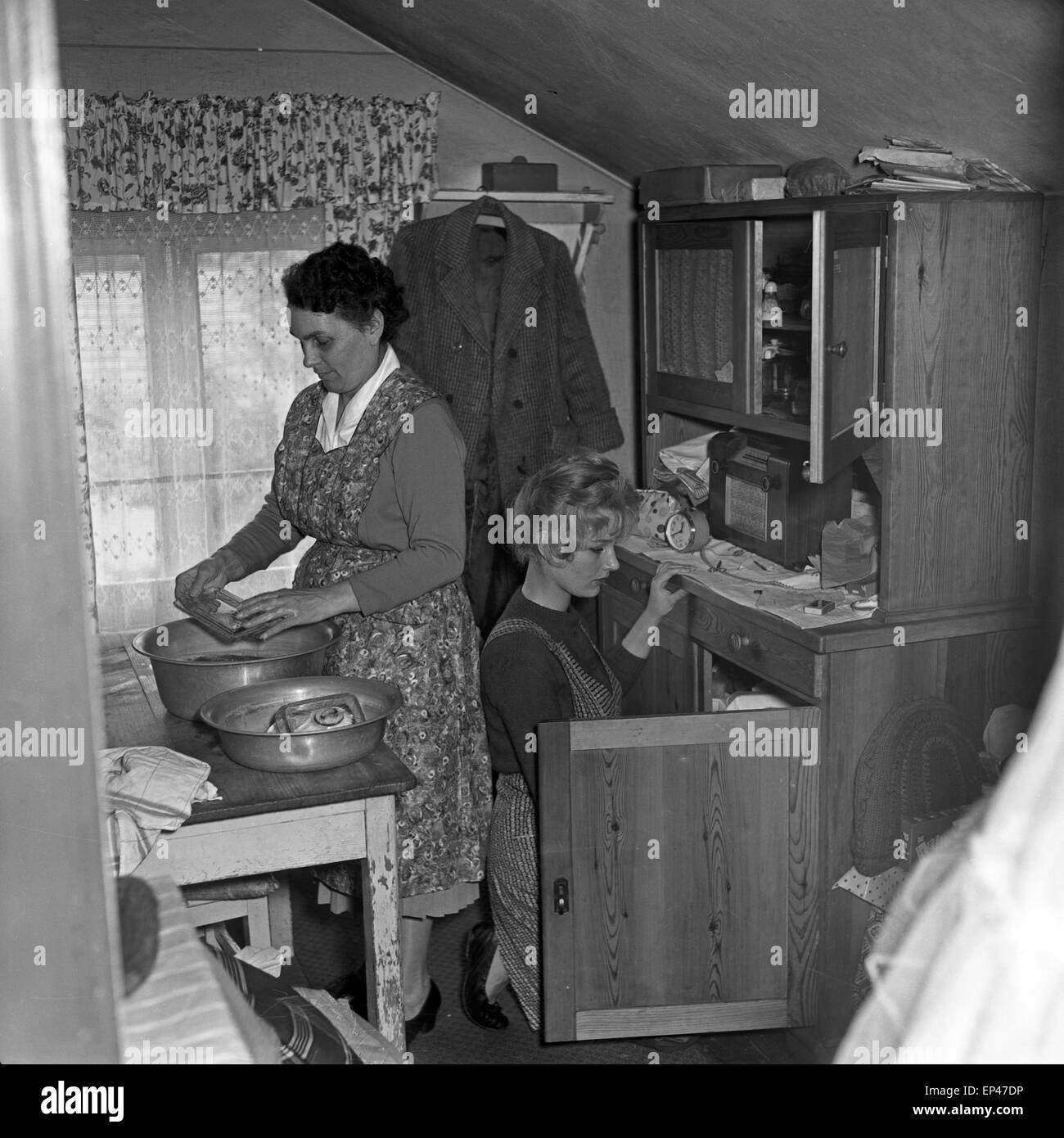 Deutsche Schauspielerin Karin Stoltenfeldt hilft ihrer Mutter in der Küche, Deutschland 1950er Jahre. L'actrice allemande Karin S Banque D'Images