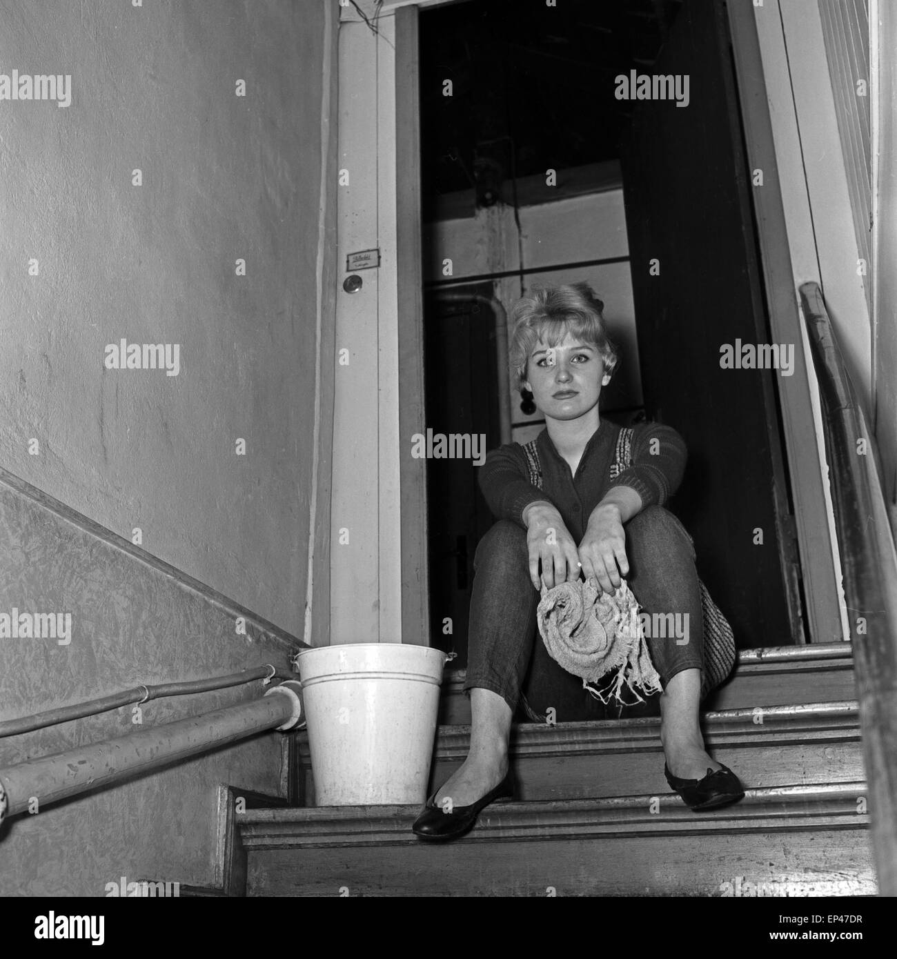 Deutsche Schauspielerin Karin Stoltenfeldt bei der Hausarbeit, Deutschland 1950er Jahre. L'actrice allemande Karin Stoltenfeldt c Banque D'Images