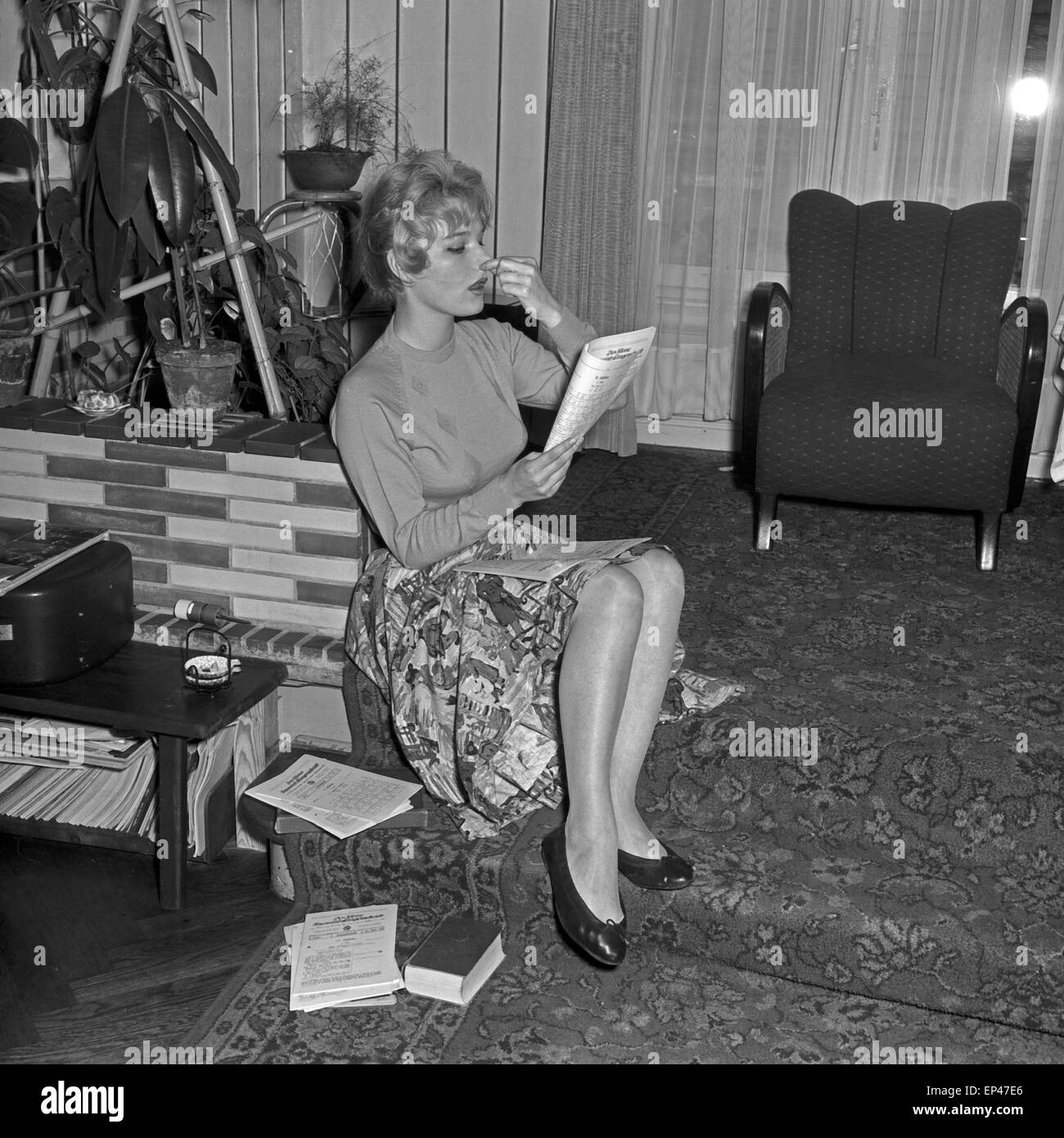 Deutsche Schauspielerin Karin Stoltenfeldt lernt einen Text, Deutschland 1950er Jahre. L'actrice allemande Karin Stoltenfeldt lea Banque D'Images