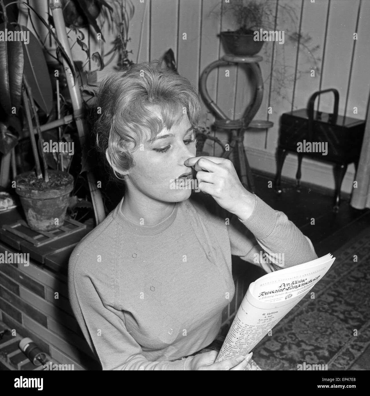 Deutsche Schauspielerin Karin Stoltenfeldt lernt einen Text, Deutschland 1950er Jahre. L'actrice allemande Karin Stoltenfeldt lea Banque D'Images