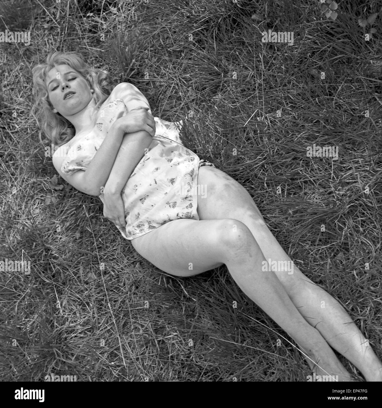 Deutsche Schauspielerin Karin Stoltenfeldt posiert im Garten, Deutschland 1950er Jahre. L'actrice allemande Karin Stoltenfeldt po Banque D'Images