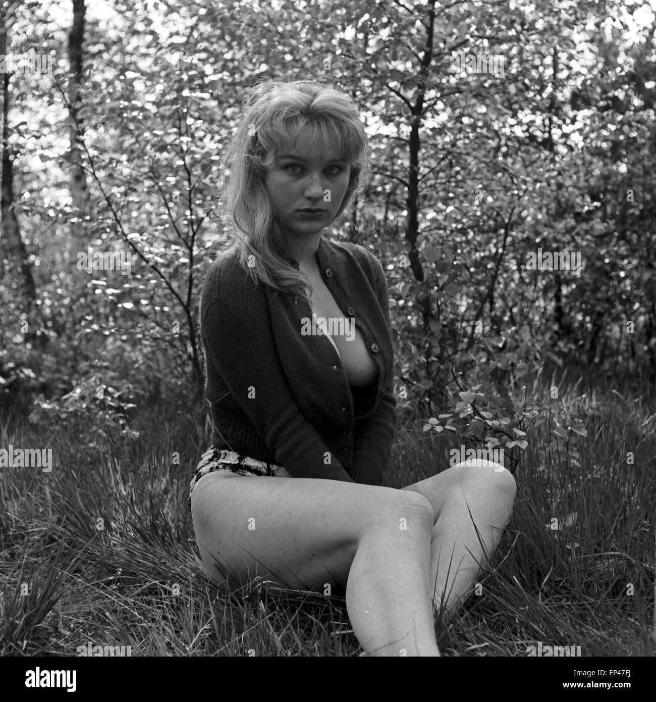 Deutsche Schauspielerin Karin Stoltenfeldt posiert im Garten, Deutschland 1950er Jahre. L'actrice allemande Karin Stoltenfeldt po Banque D'Images