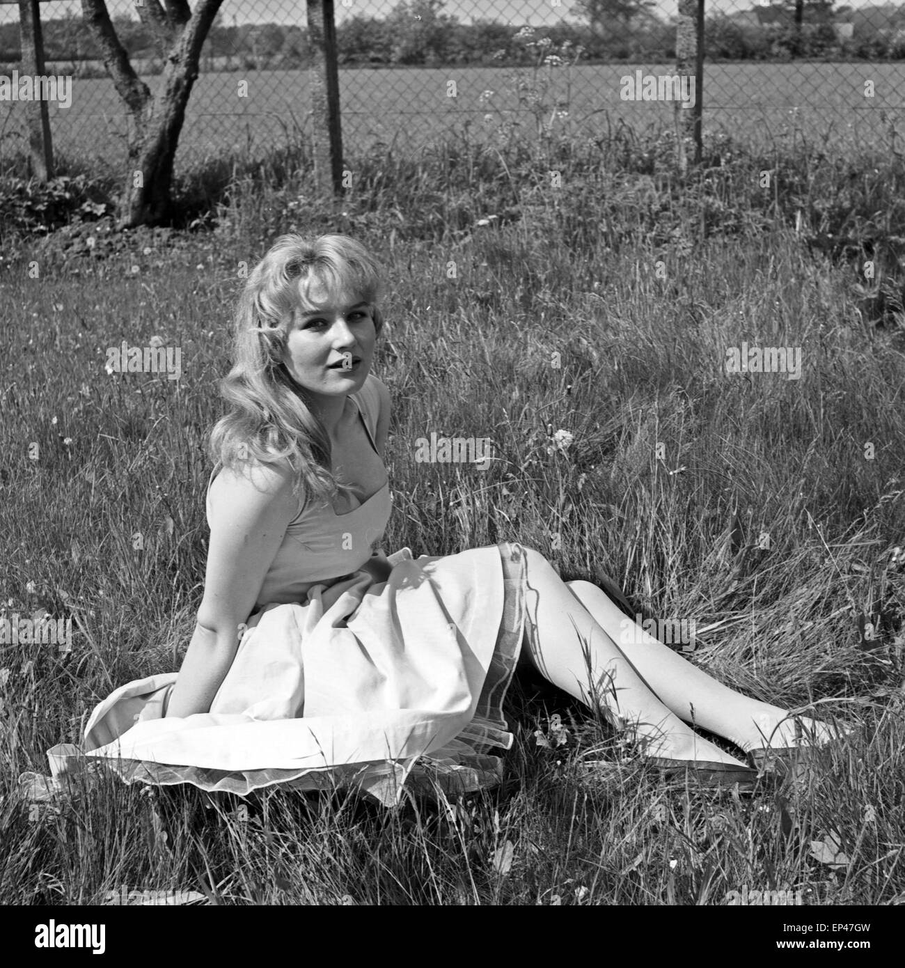 Deutsche Schauspielerin Karin Stoltenfeldt posiert im Garten, Deutschland 1950er Jahre. L'actrice allemande Karin Stoltenfeldt po Banque D'Images