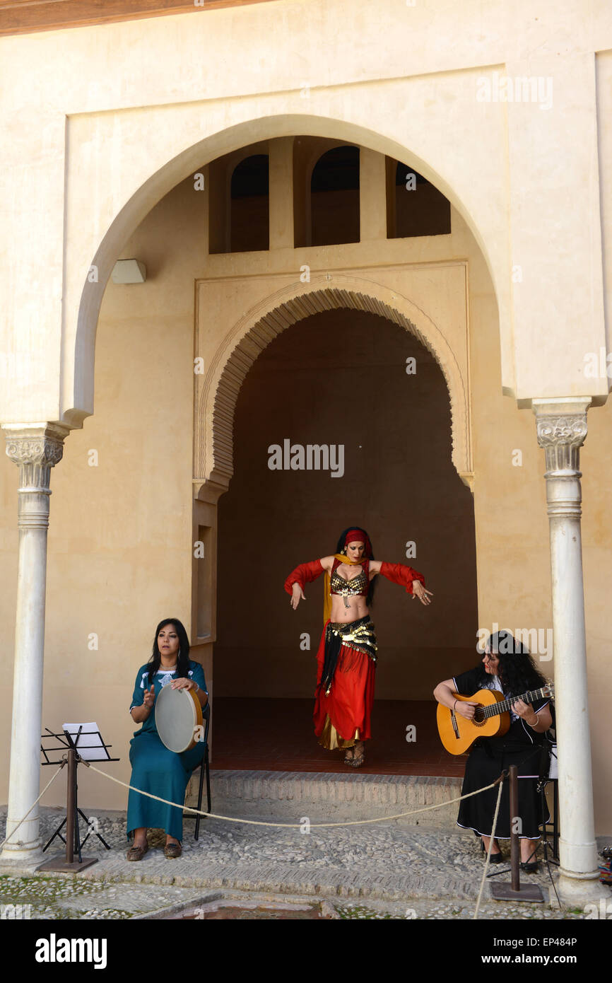 Daralhorra Palace Granada Andalousie Espagne voile dancer et musiciens. Banque D'Images