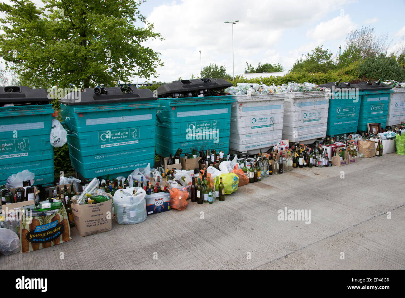Les bacs de recyclage de verre qui sont trop plein (attendre la collection dans le domaine de l'Winnall Winchester Hampshire UK Banque D'Images