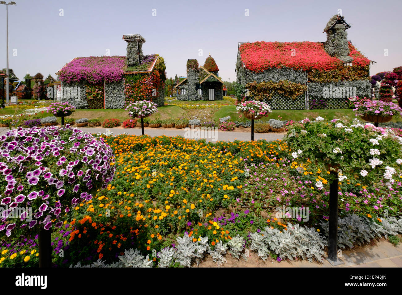 Maisons couvertes de fleurs au jardin Miracle Dubai Emirats Arabes Unis Banque D'Images