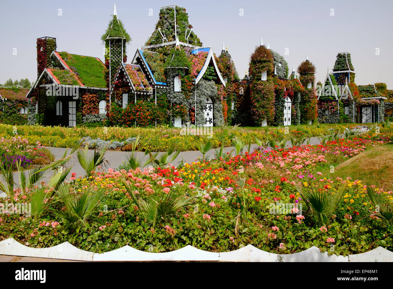 Maisons couvertes de fleurs au jardin Miracle Dubai Emirats Arabes Unis Banque D'Images