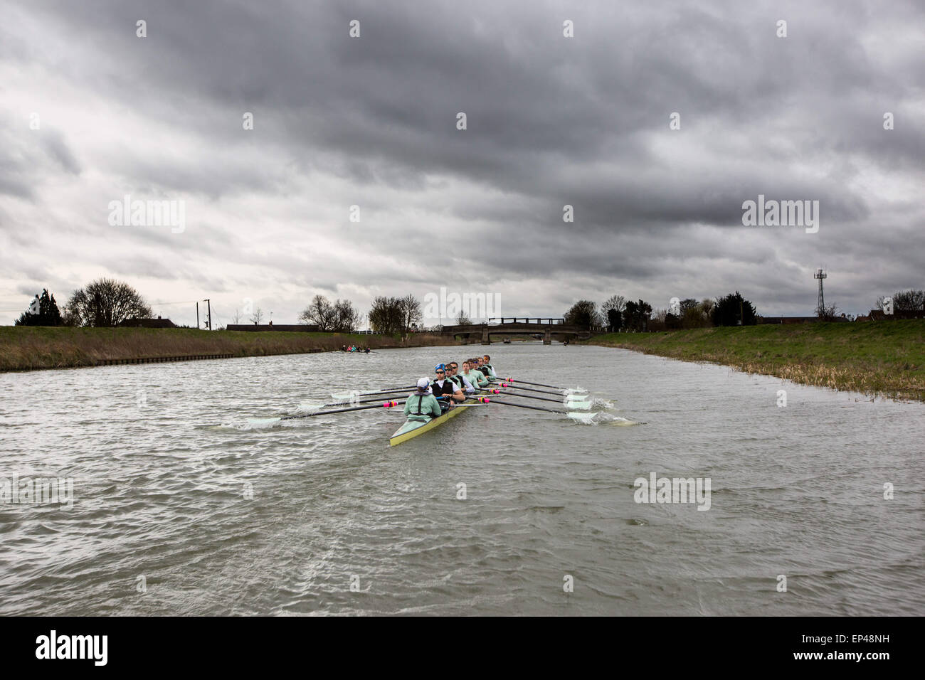 Les équipes de l'Université de Cambridge Boat sur leur dernière session de formation sur la rivière Great Ouse avant la course de bateau Banque D'Images