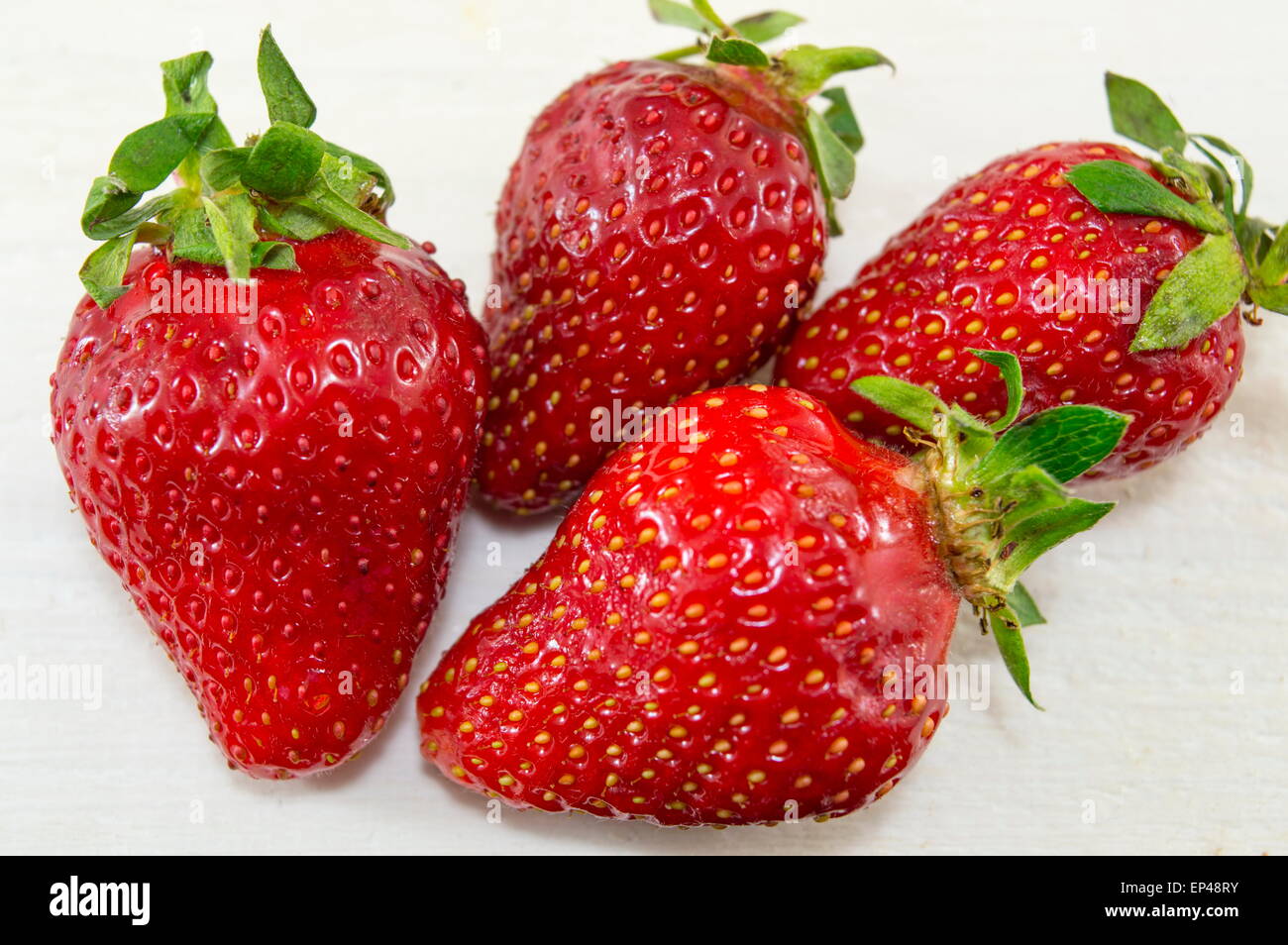 Fraises fraîches sur fond blanc Banque D'Images