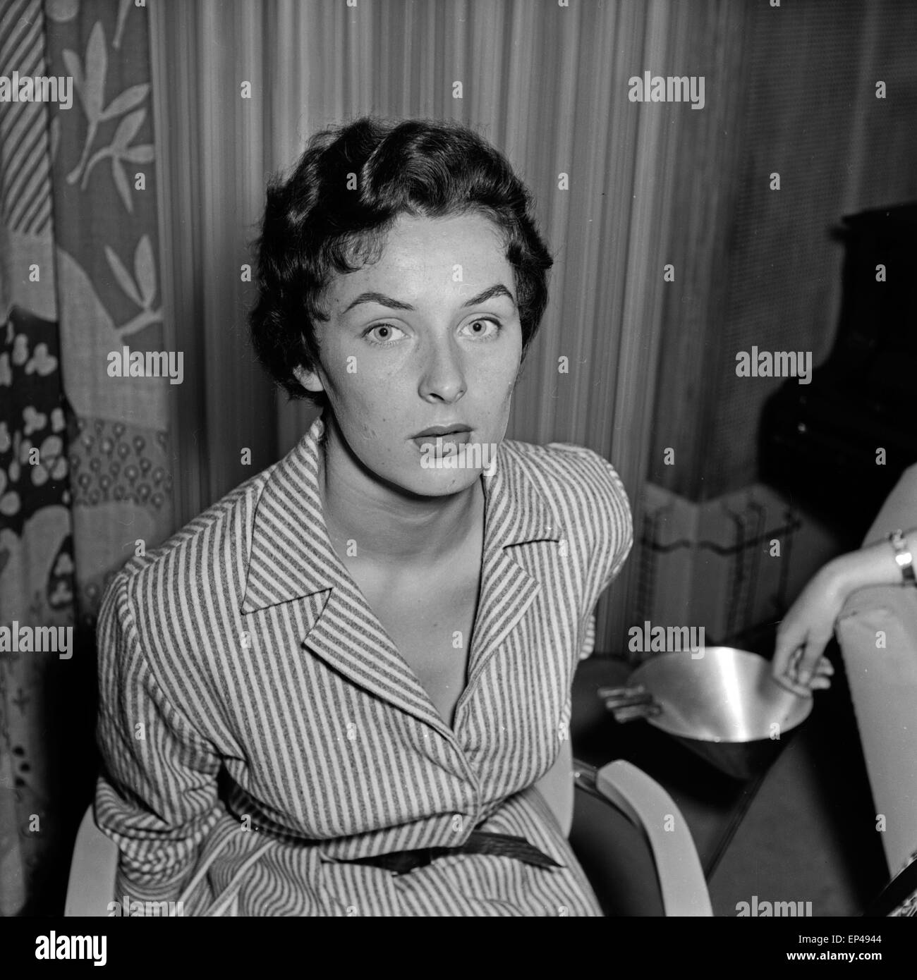 Deutsche Schauspielerin Susanne Kraetsch Hörspielproduktion bei einer à Hamburg, Deutschland 1950er Jahre. L'actrice allemande S Banque D'Images