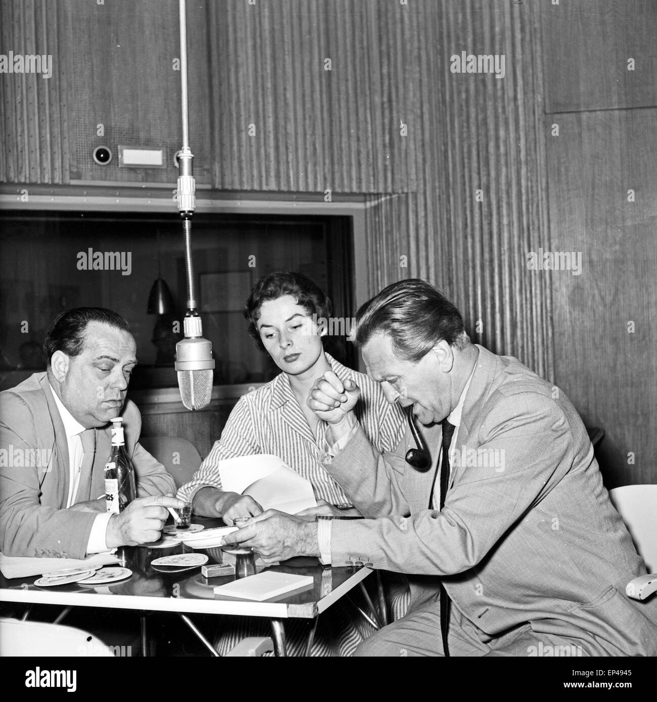 Deutsche Schauspielerin Susanne Kraetsch Hörspielproduktion bei einer à Hamburg, Deutschland 1950er Jahre. L'actrice allemande S Banque D'Images