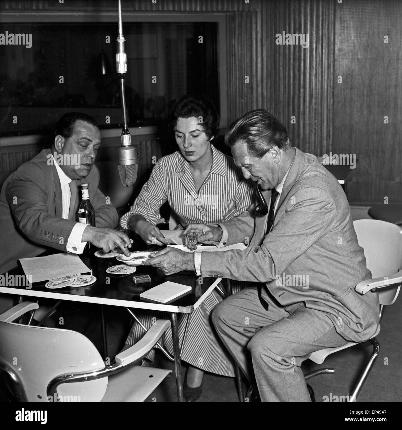 Deutsche Schauspielerin Susanne Kraetsch Hörspielproduktion bei einer à Hamburg, Deutschland 1950er Jahre. L'actrice allemande S Banque D'Images