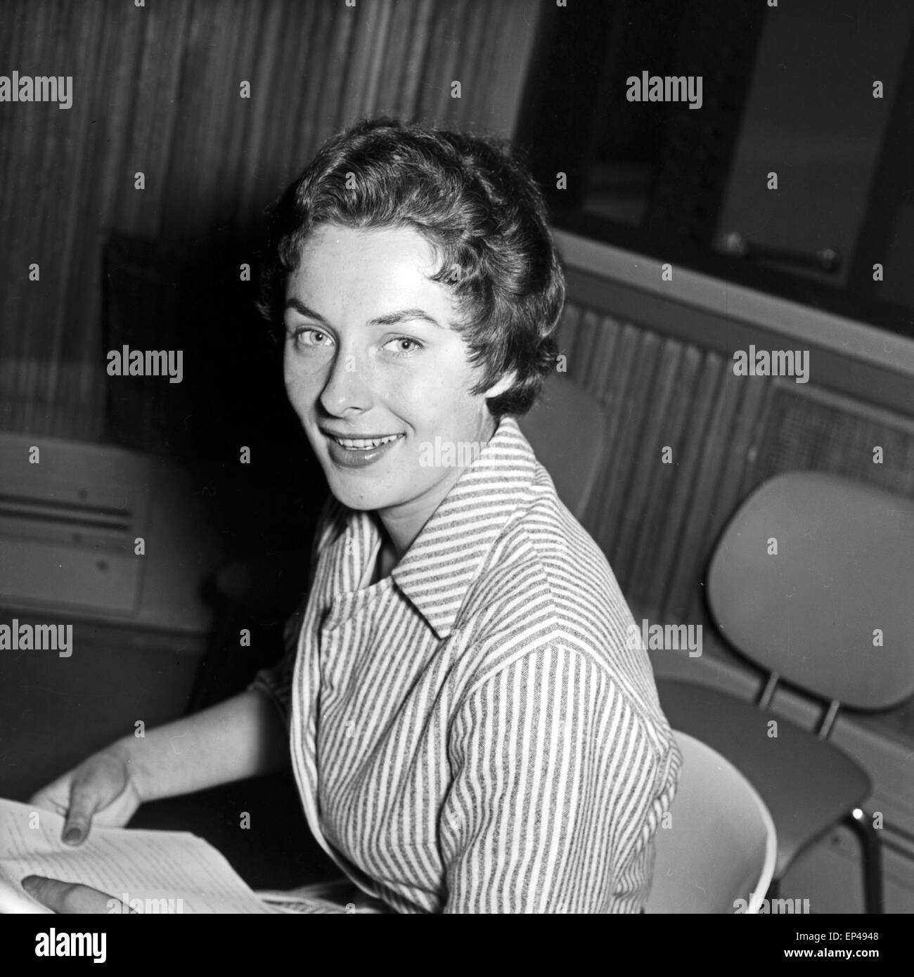 Deutsche Schauspielerin Susanne Kraetsch Hörspielproduktion bei einer à Hamburg, Deutschland 1950er Jahre. L'actrice allemande S Banque D'Images