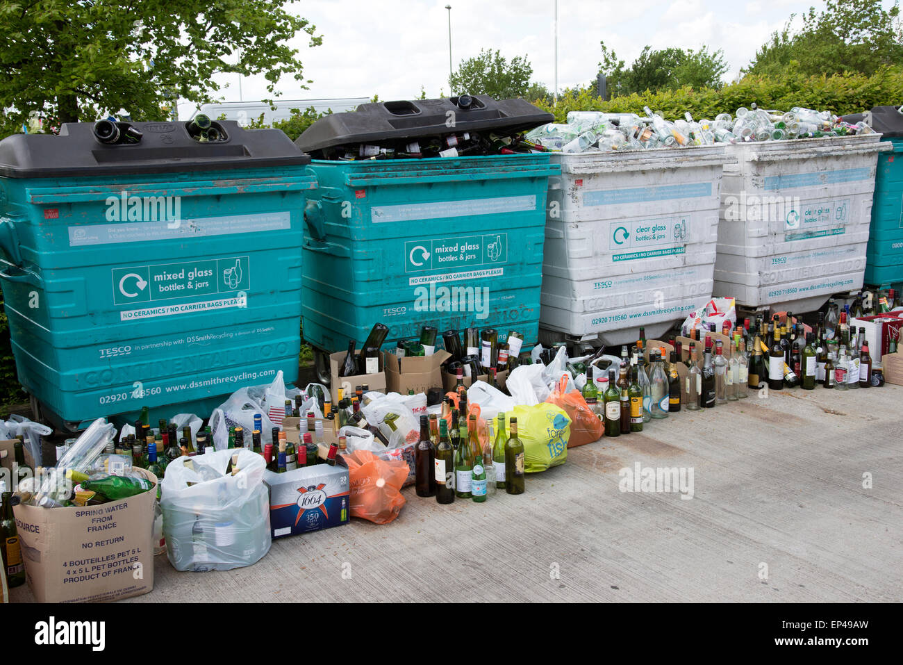 Les bacs de recyclage de verre qui sont trop plein (attendre la collection dans le domaine de l'Winnall Winchester Hampshire UK Banque D'Images