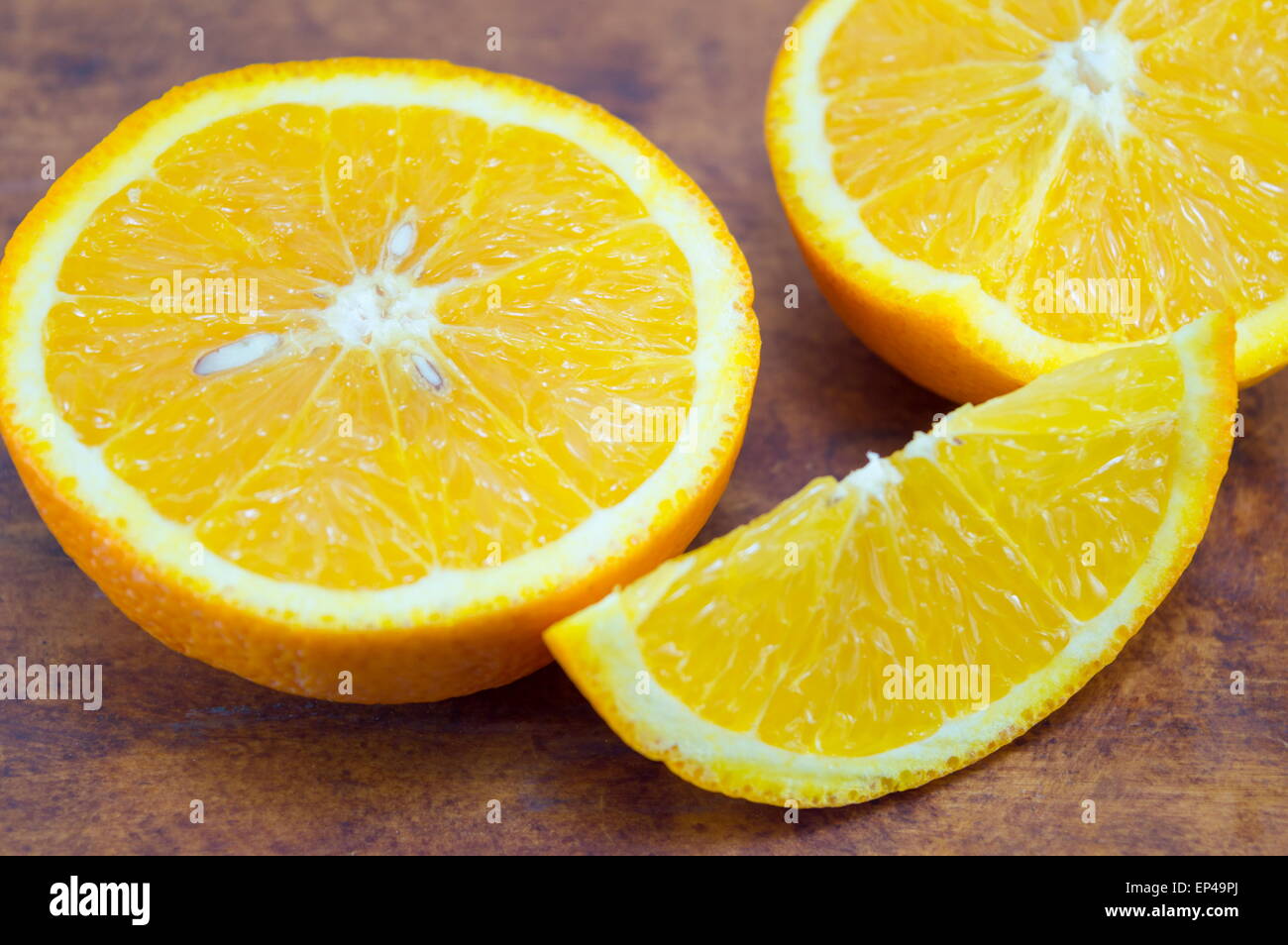 Orange frais en tranches sur une table en bois brun Banque D'Images