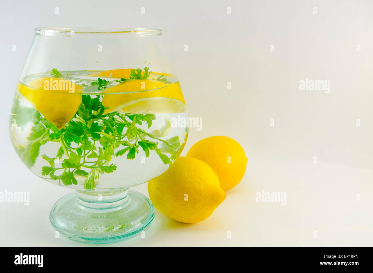 Citrons frais et le persil dans un pot, prêt pour votre régime alimentaire Banque D'Images