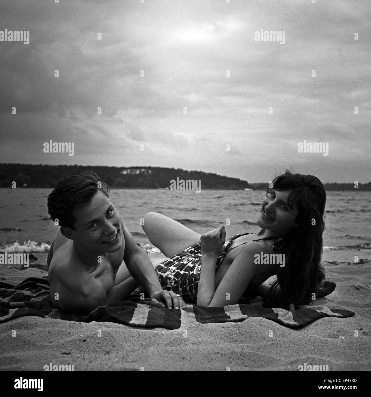 Geschwisterpaar und das Maria Franco Duval beim Relaxen am Strand une einem Voir à Berlin, Deutschland 1950er Jahre. Frères et sœurs Mar Banque D'Images