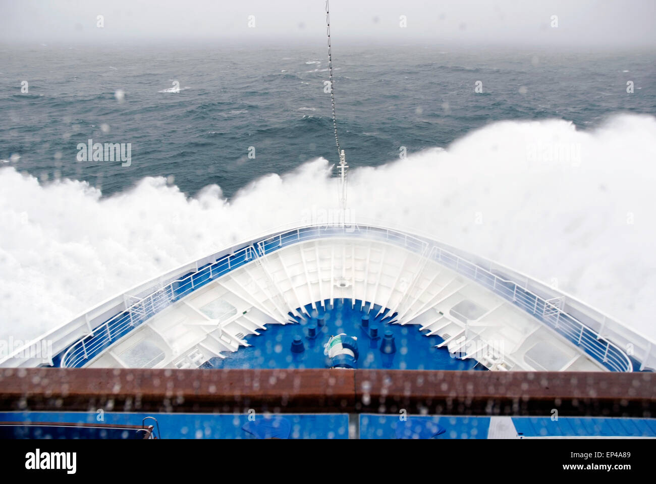 Bateau de croisière guindeau hitiing les vagues près de l'Arctique, Spitzberg, Norvège. Banque D'Images