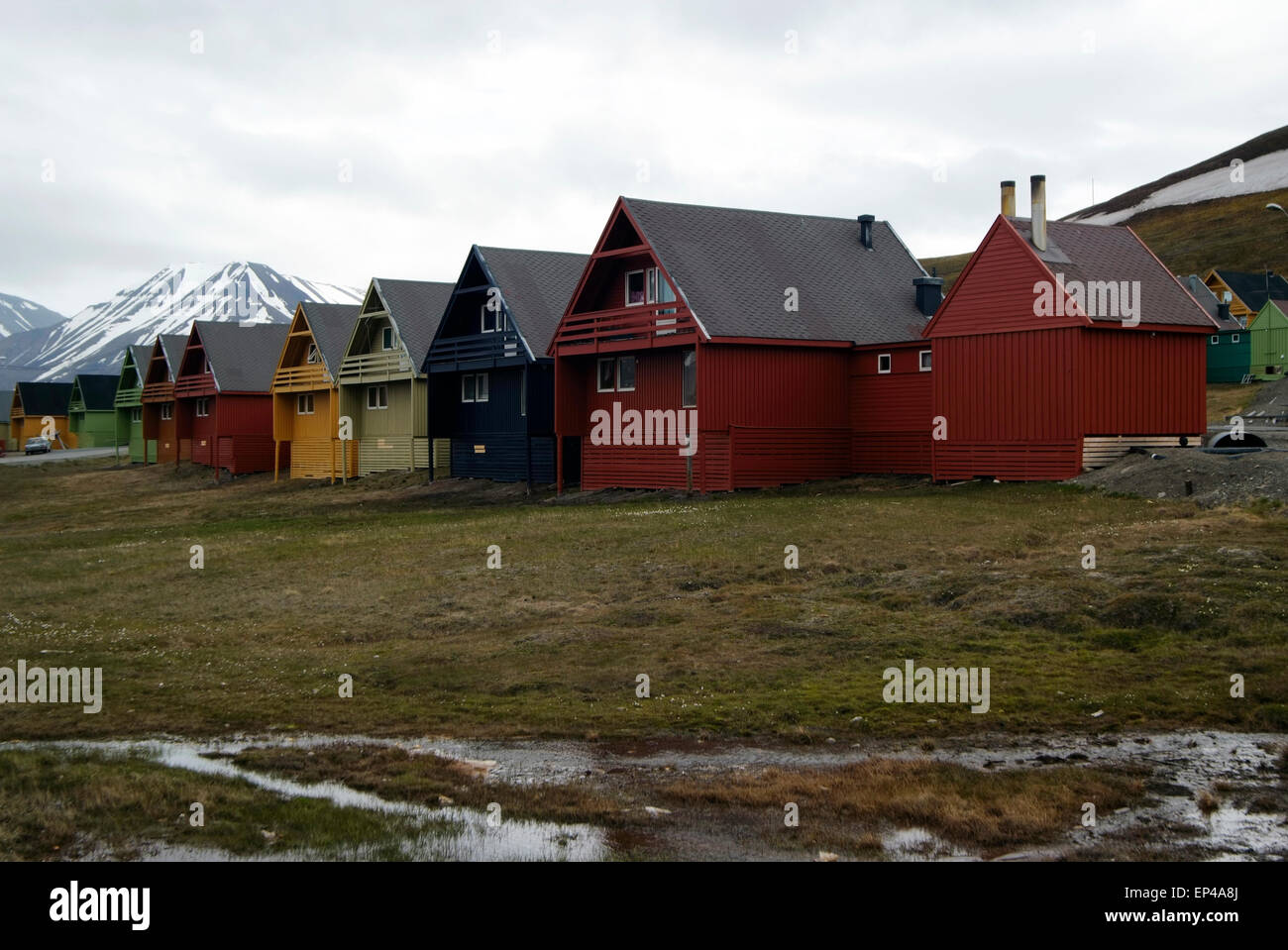 Maisons à Spitsbergen, Svalbard, Norvège sur une journée nuageuse. Banque D'Images