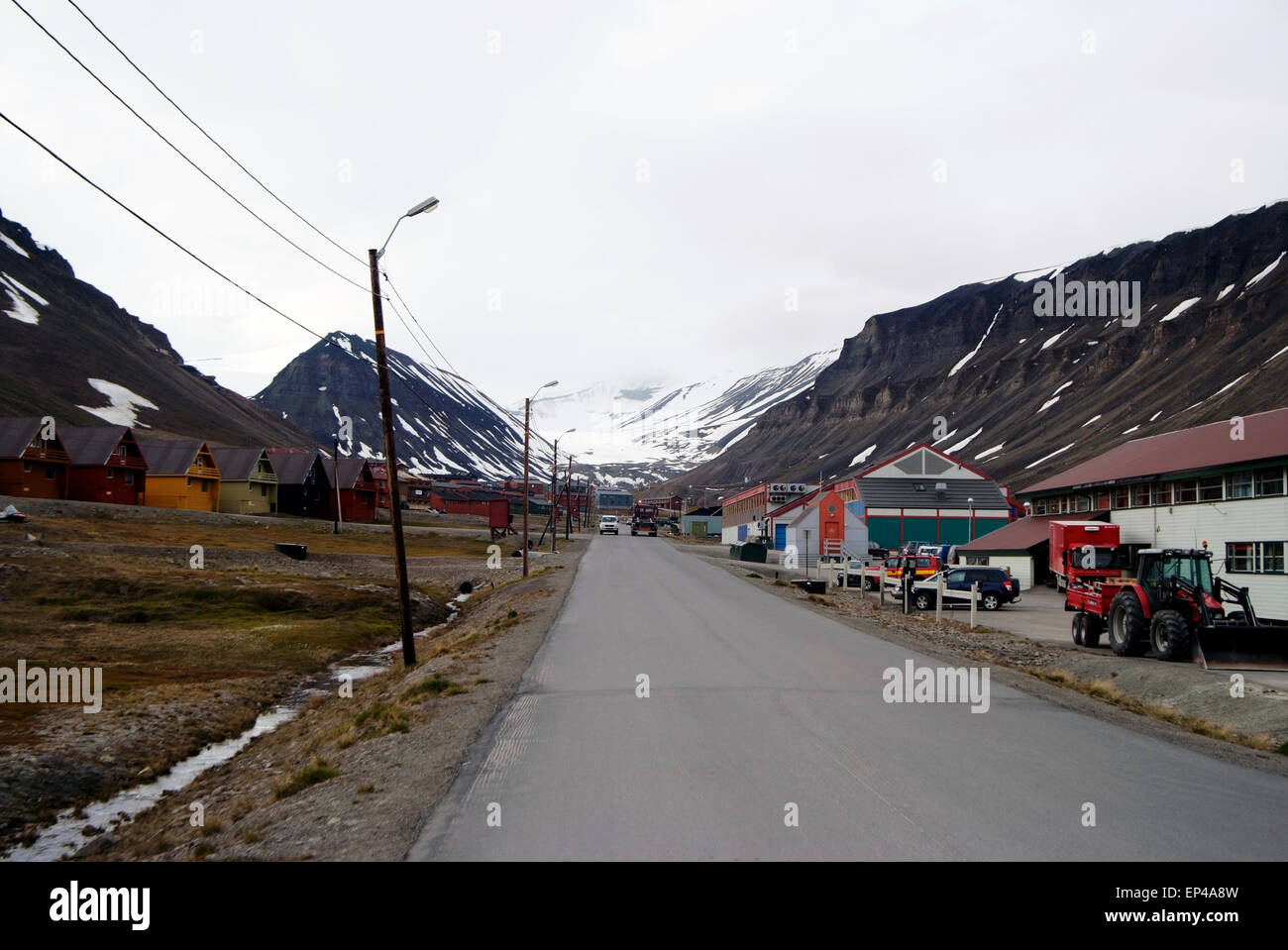 Rue avec maisons à Spitsbergen, Svalbard, Norvège sur une journée nuageuse. Banque D'Images