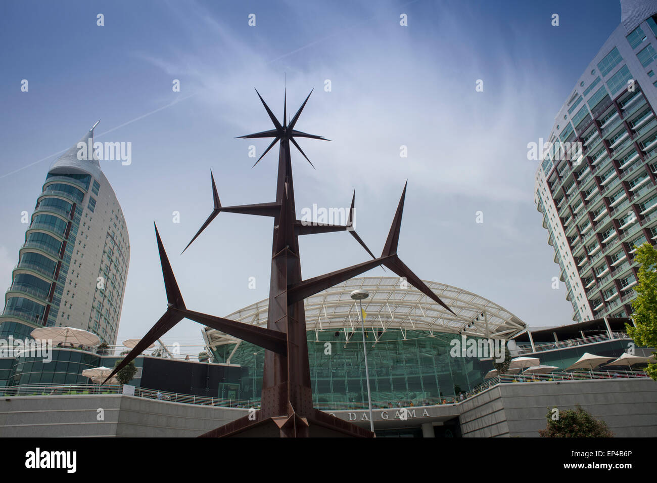 La sculpture moderne en dehors de la Centro Vasco da Gama shopping mall dans le Parque das Nacoes Lisbonne Portugal Banque D'Images