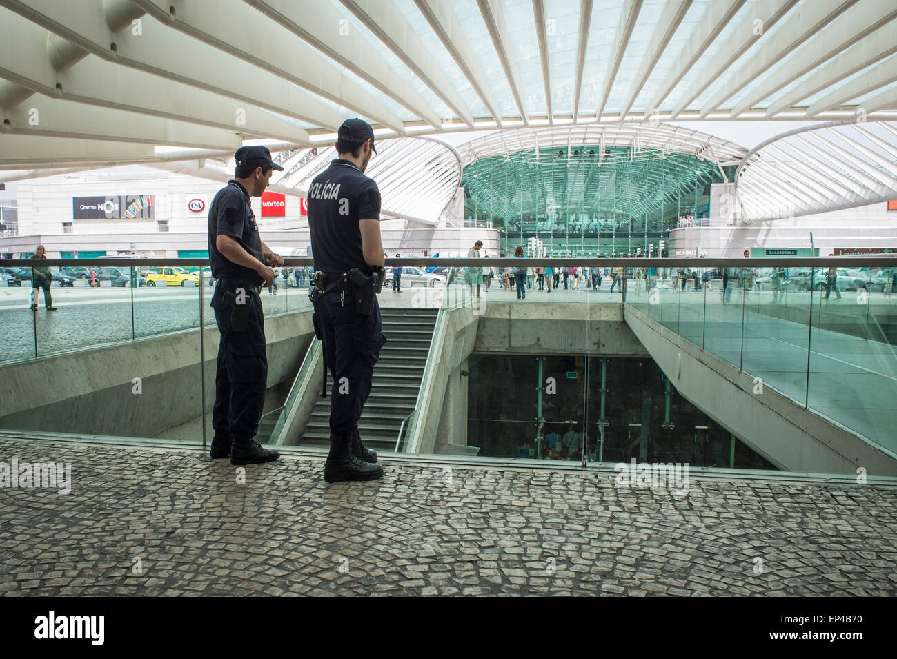La police en patrouille à la Gare do Oriente gare dans la région de Parque das Nações, Lisbonne, Portugal. Banque D'Images