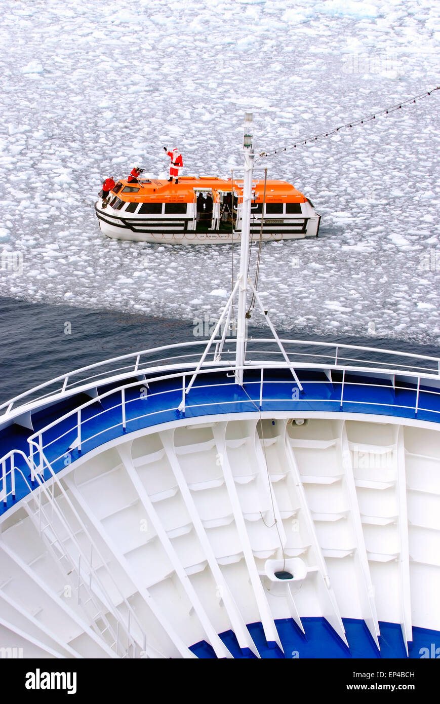 Bateau de croisière passant bow neige glacée arctique près de Spitsbergen, Svalbard, Norvège avec un canot de sauvetage lancé sur l'eau. Banque D'Images