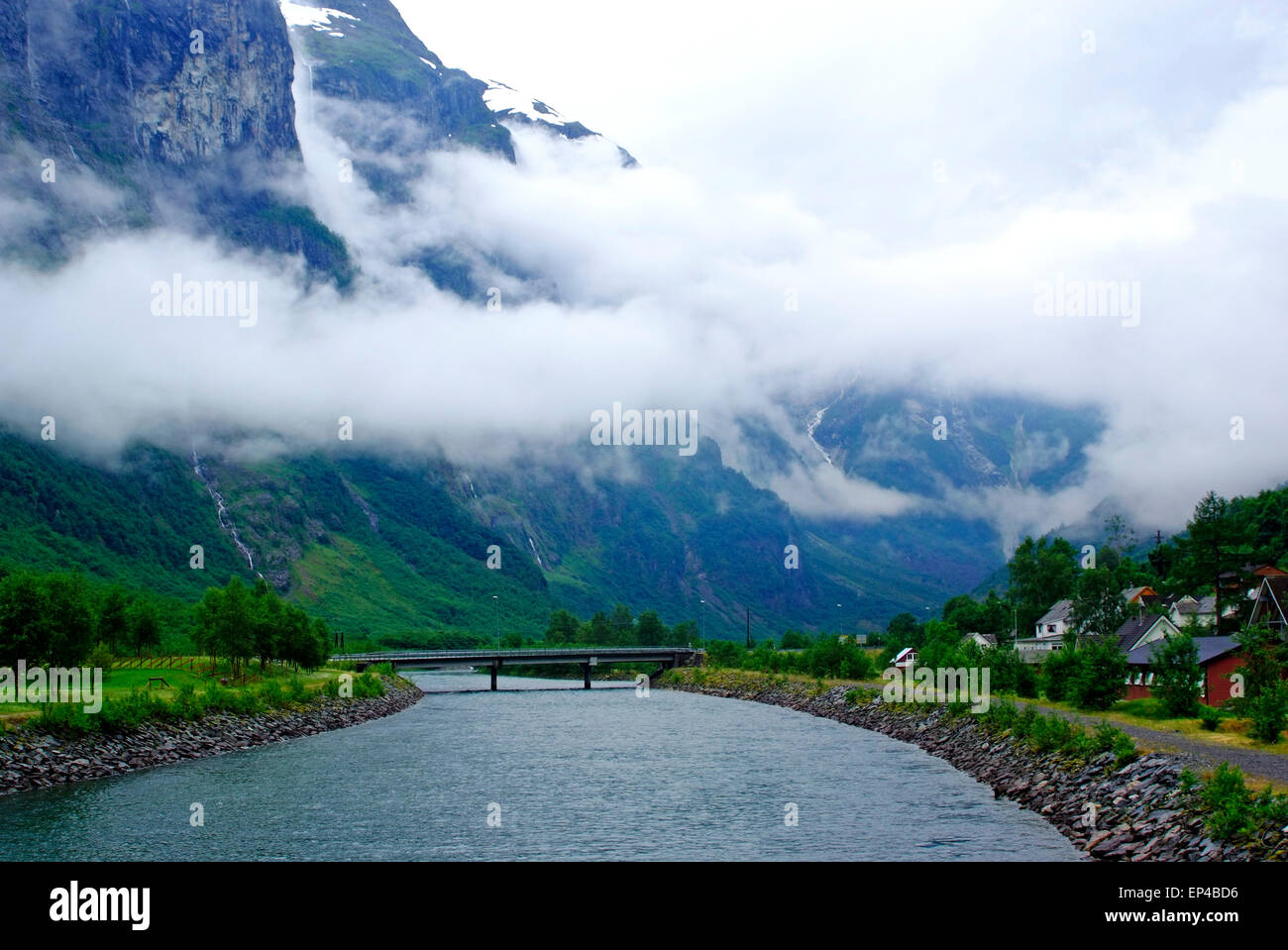 Gudvangen, village norvégien, vue du fjord Banque D'Images