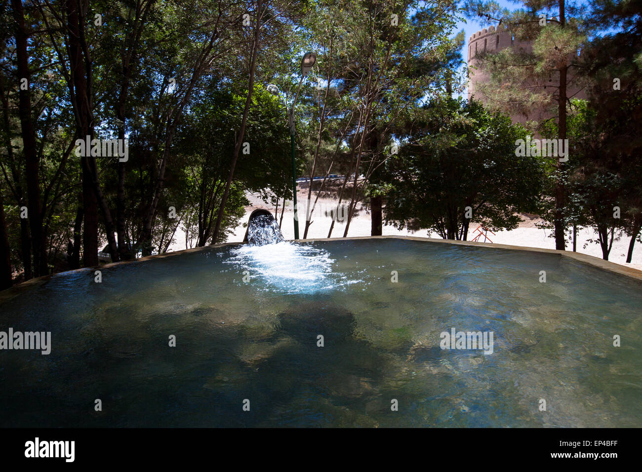 Fontaine située près de la citadelle de Rayen, le Moyen âge en Iran Banque D'Images