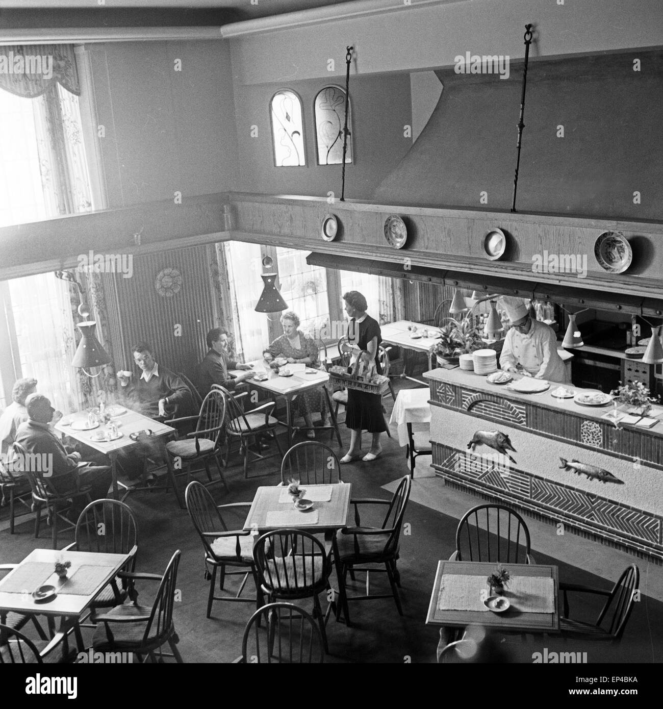 Offene Küche in der Bodega des Kabarett und Variete 'Haus Vaterland' dans Hamburg, Deutschland 1950 er Jahre. Cuisine ouverte à la b Banque D'Images